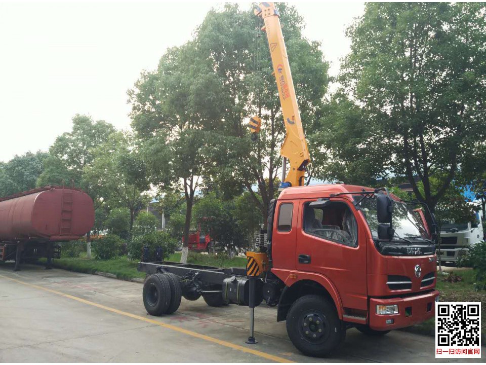 東風(fēng)3.2噸3節(jié)隨車吊作業(yè)圖片