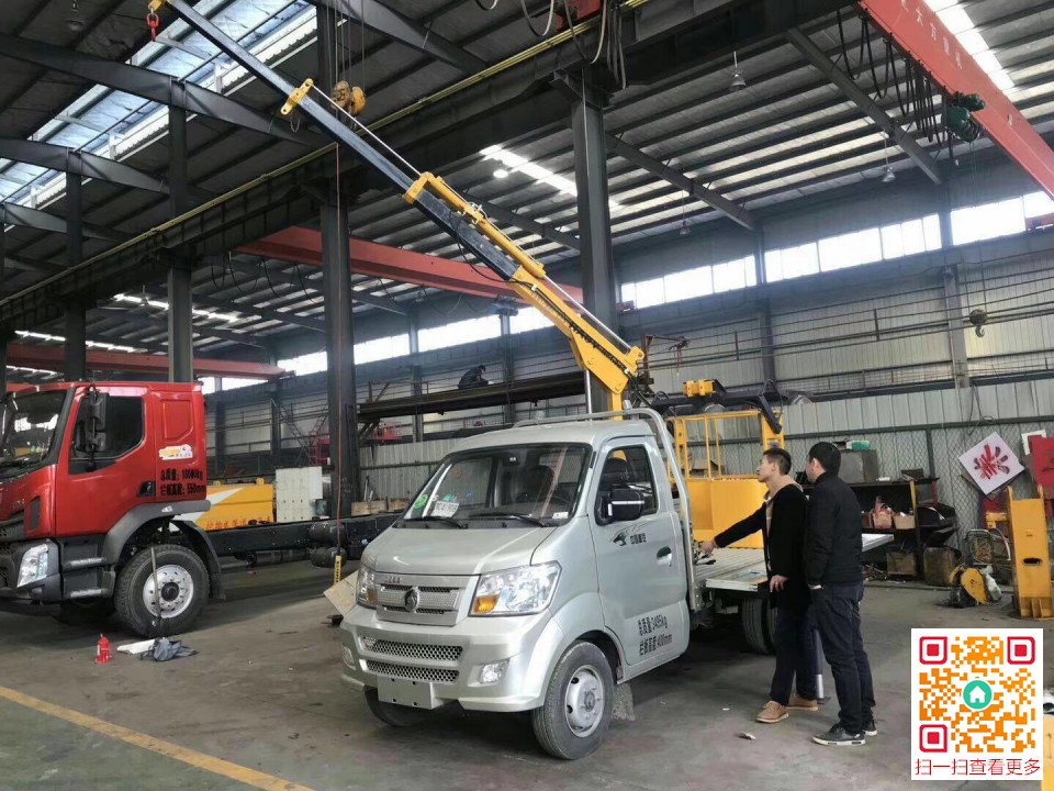 重汽王牌微型起重機(jī)車左前起重方位圖片.重汽王牌微型起重機(jī)車右側(cè)方位圖片