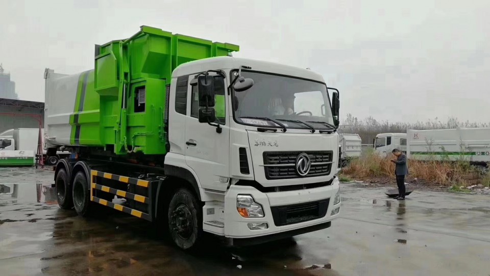 東風(fēng)天龍后雙橋18-20立方鉤臂拉臂垃圾車 (4)