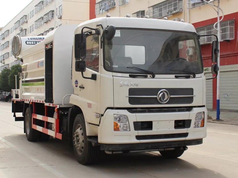 國(guó)六東風(fēng)天錦程力霧炮抑塵車 (4)