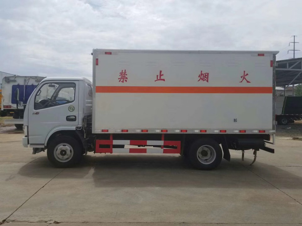湖北程力東風(fēng)多利卡2類4米2廂式氣瓶運(yùn)輸車(chē) (3)